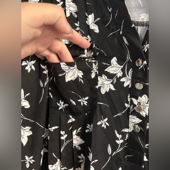 Cocomo Black and White Floral Top✨ - Picture 5 of 10